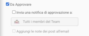 Sezione delle impostazioni di approvazione nell'editor di PostPickr. L'interfaccia permette di contrassegnare un post come "Da Approvare" e inviare una notifica di approvazione ai membri del team selezionati.