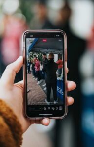 La violazione del copyright per la musica su Facebook può comportare la rimozione dei tuoi video