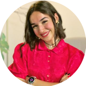 primo piano di donna con camicia fucsia