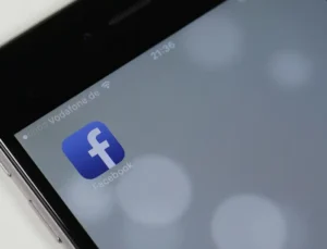 Icona di Facebook sullo schermo di uno smartphone | Postpickr