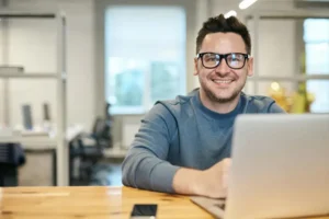 Uomo al lavoro al pc in ufficio per ottimizzare la Lead generation su Facebook | Postpickr