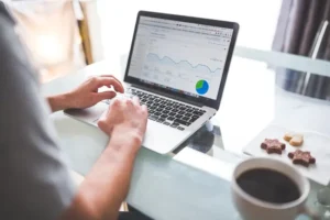 Immagine evocativa analisi SEO su X | PostPickr