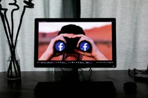 Un uomo guarda l'orizzonte al binocolo con le lenti targate Facebook | PostPickr