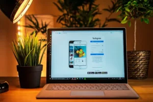 Laptop con aperta la schermata di Instagram | Postpickr