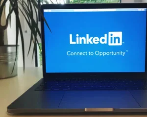 Laptop acceso con schermata di LinkedIn | Postpickr