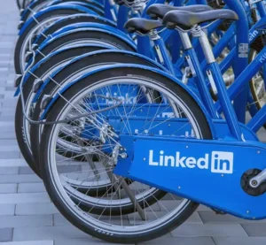 La pubblicità di LinkedIn sul telaio di biciclette a noleggio | PostPickr