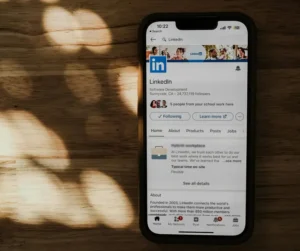 Profilo di Linkedin aperto su uno Smartphone | Postpickr
