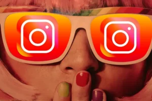 Ragazza con occhiali che recano il logo di Instagram | Postpickr
