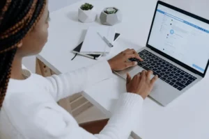 Ragazza che si connette a Facebook con il suo laptop | Postpickr