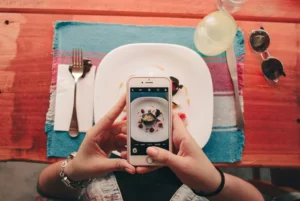 Scatto di una foto a un piatto del ristorante | Postpickr