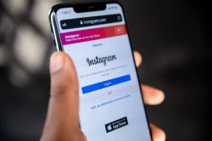 Smartphone con la schermata di accesso di Instagram | Postpickr