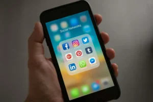Icone delle app dei social network più usati sullo schermo di uno smartphone | Postpickr