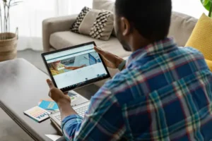 Utente che usa LinkedIn al computer | Postpickr