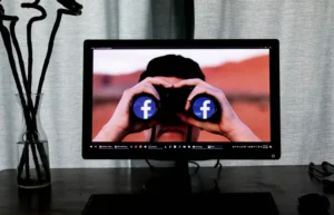 Immagine evocativa sulla visibilità su Facebook (Meta) di un ragazzo con binocolo targato Facebook | PostPickr