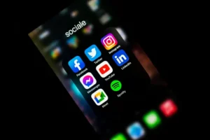 I loghi delle app social installate su un telefono | PostPickr