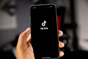 Uno smartphone con una schermata aperta su TikTok | PostPickr