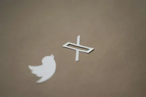 Il vecchio logo di Twitter con il nuovo logo di X accanto | PostPickr