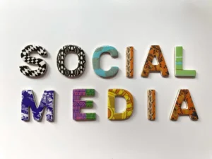 Immagine evocativa con la scritta Social Media | PostPickr
