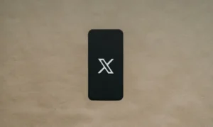 Una cover di smartphone con il logo di X | PostPickr