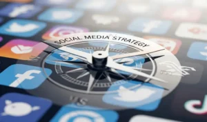 Bussola stilizzata sullo sfondo composto da loghi di social, a simboleggiare la social media strategy, per evitare di commettere gli errori più comuni | PostPickr